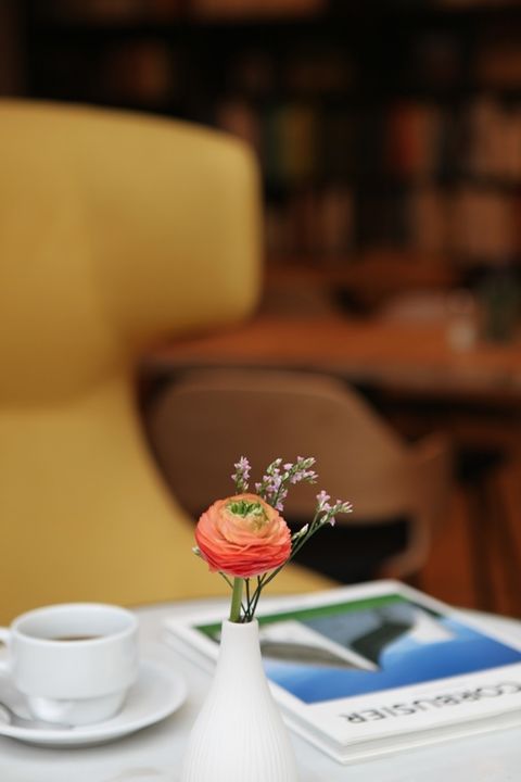 Kaffee und Blumen in der Bibliothek des Hotel am Main