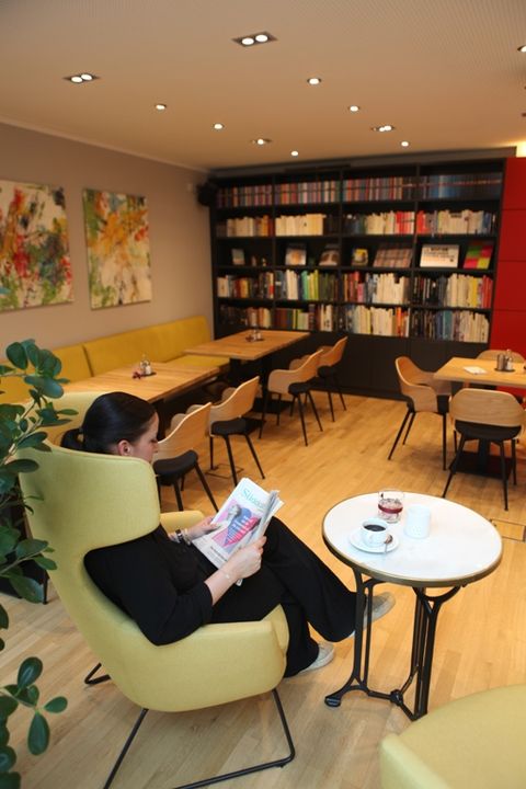 Bibliothek im Hotel am Main mit Bücherregalen und Leseecke