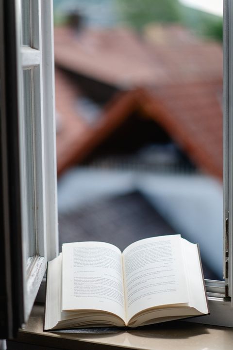 Aufgeschlagenes Buch am Fenster im Hotel am Main in Veitshöchheim
