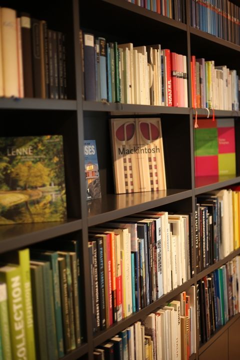 Bücherregal in der Bibliothek des Hotel am Main in Veitshöchheim