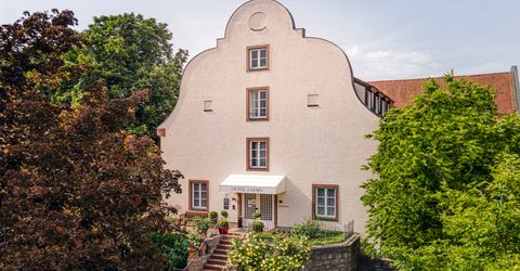 Hotel am Main in Veitshöchheim bei Würzburg – historisches Hotelgebäude mit Rosengarten am Mainufer