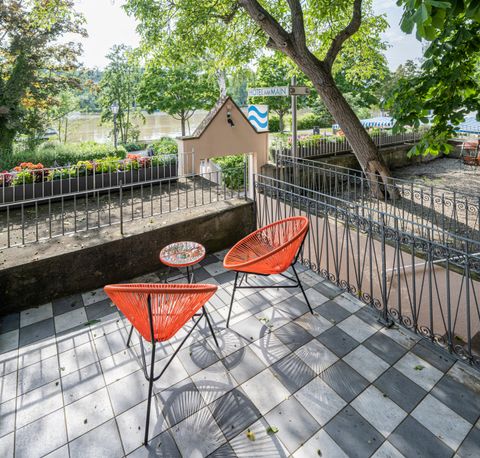 Sitzplatz im Kastaniengarten des Hotel am Main mit Blick auf den Main in Veitshöchheim
