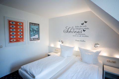 Standardzimmer im Hotel am Main Veitshöchheim mit literarischer Wandgestaltung
